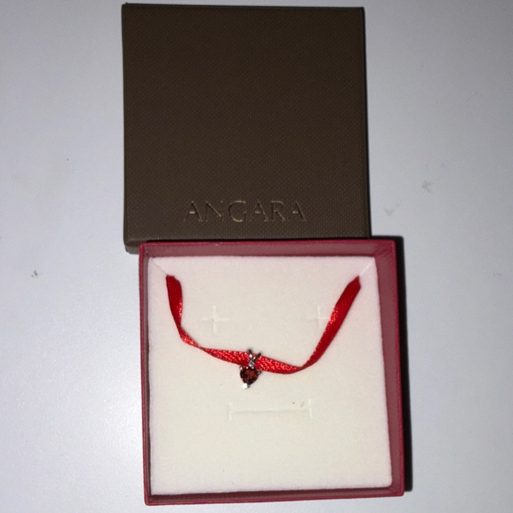 Garnet Trillium pendant NWOT